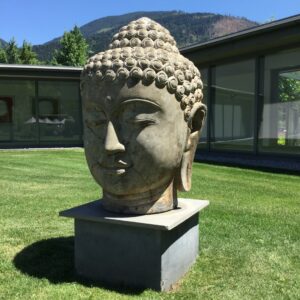 Übergrosse Buddha Kopf Skulptur im Garten des Dolomitengolf Suites