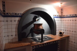 Saunaofen mit nostalgischem Kupferkessel im Wellnesshotel Cervosa Serfaus