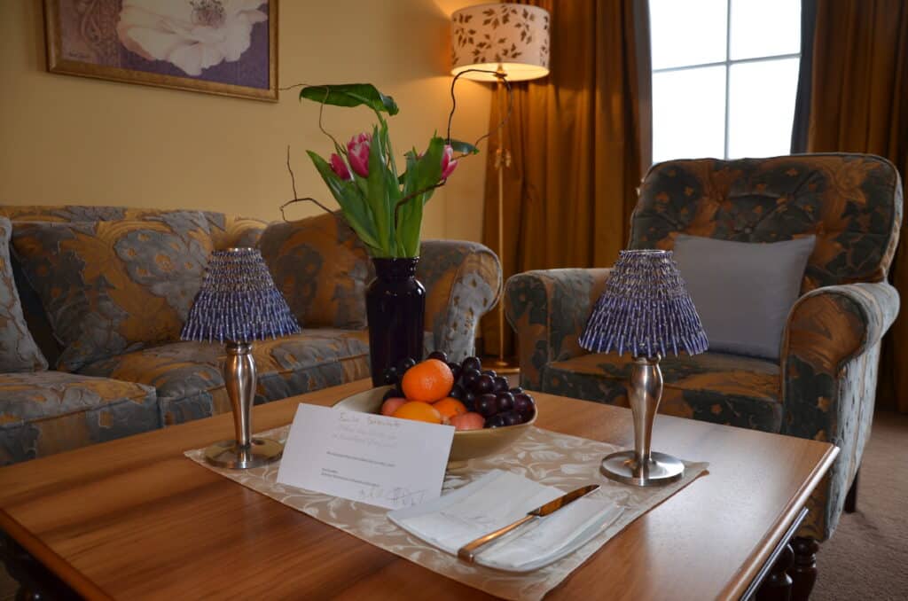 Freundliche Aufmerksamkeiten im Grandhotel Lienz auf dem Zimmer zur Begrüssung: frische Blumen und Obst.