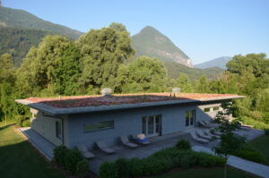 Blick auf das Gartenhaus mit Saunen und Wellness