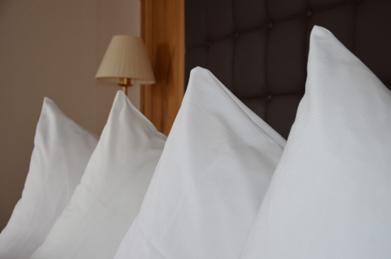 Ihr Hotel testen lassen: akkurat wie diese Kissenparade der im Hotelbett aufgereihten Kopfkissen.