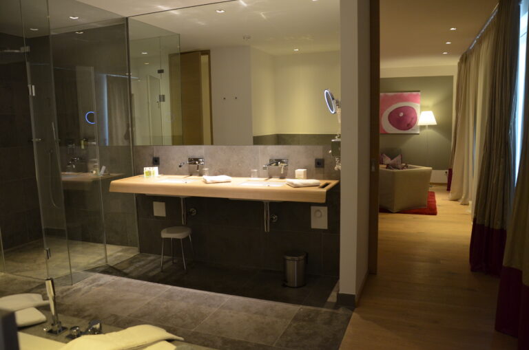 Blick vom Badezimmer in den Wohnreich der Wellness-Suite