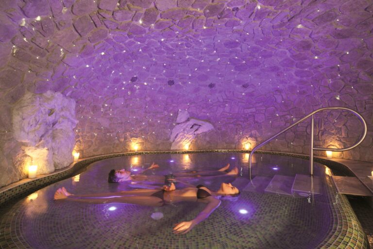 Floating in der Solegrotte im Wellnesshotel Kristall in Österreich am Achensee