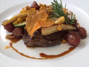 Ein schön angerichtetes Gourmetgericht im Hotel Schloss Mittersill