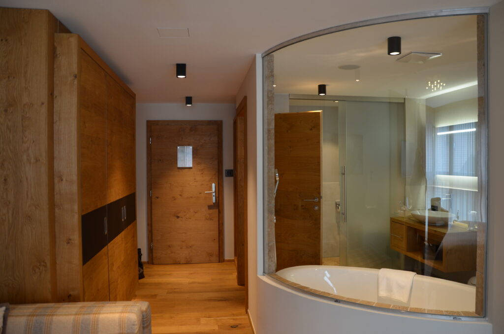 Juniorsuite im Luxushotel Das Central Sölden mit Blick auf die Badewanne hinter einer Panoramascheibe