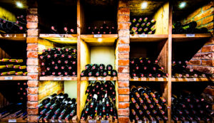 Weinflaschen im gemauerten Weinregal des Weinkellers vom Grandhotel Lienz