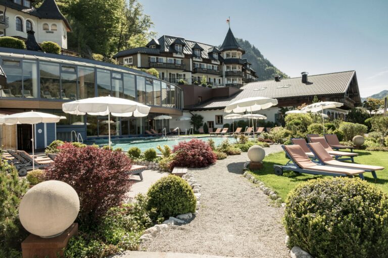 Aussenansicht Hotels Ebners Waldhof im Sommer