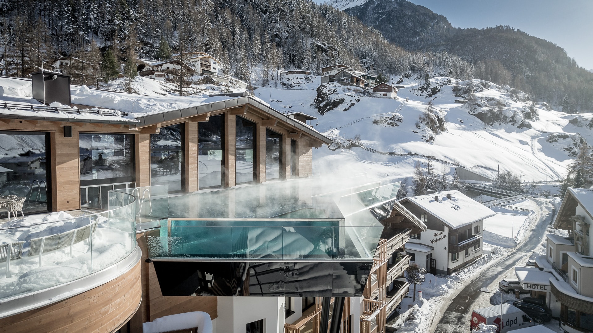 Infinity Poll über Sölden im Hotel Das Central. Das heisse Wasser dampft, die Berge sind verschneit.